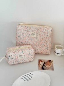 Dettaglio di trousse trapuntate a fiori rosa in velluto a coste in due misure