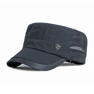 Gorra de copa plana de secado rápido con paneles de malla y emblema metálico