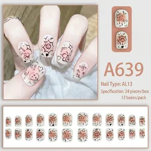 Uñas postizas cortas con dibujos de osos y corazones sobre base rosa nude suave