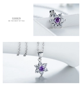 Détail du pendentif fleur en argent S925 avec zircon violet et gravure de poinçon