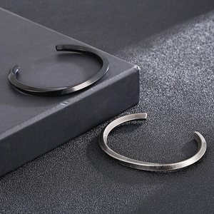 Bracelet jonc en acier titane avec spirale en forme de C en finitions noir et argent