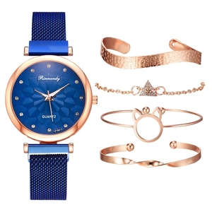 Dettaglio dell'orologio con quadrante blu geometrico e quattro bracciali oro rosa