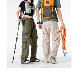 Dettaglio dei pantaloni cargo con tasche utility, orlo regolabile con coulisse e cintura in tessuto