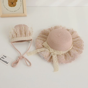 Vue détaillée d'un chapeau de paille rose pour enfant avec sac et dentelle mignonne
