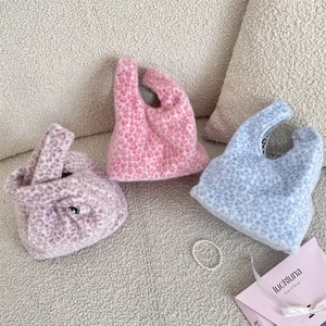 Vue détaillée de trois sacs à main en peluche imprimé léopard en rose, violet et bleu