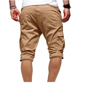 Detailopname van kaki cargo shorts met achterzakken en duurzame katoenen twill weefsel