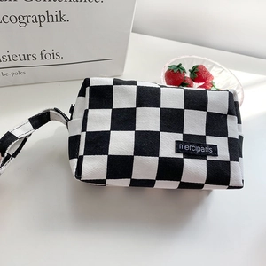 Detalle de estuche de lona de tablero de ajedrez con asa y etiqueta de marca merciparis