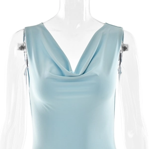 Détail de la robe sans manches bleu clair à col bénitier en tissu lisse sur mannequin