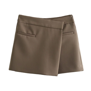 Modischer dunkelbrauner asymmetrischer Skort mit minimalistischem einfarbigem Design