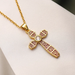 Collana classica con croce placcata in oro e zirconi rosa e chiari su base in raso bianco
