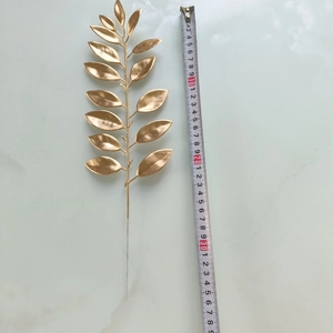 Vue détaillée d'une branche de feuilles dorées de 38 cm avec ruban à mesurer