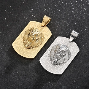 Gros plan détaillé des pendentifs tête de lion or et argent sur fond noir étincelant