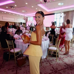 Ensemble plissé jaune élégant avec haut bustier et jupe longue fluide pour femmes