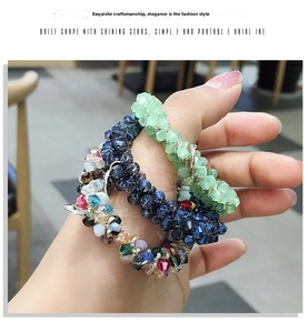 Détail des chouchous et bracelets élastiques en perles de cristal vert et bleu marine