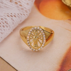 Macro di anello dorato religioso con incisione del ritratto e pietre di zircone