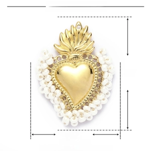 Detailed size chart of stainless steel heart pendant with white resin beads and 44x33mm dimensions