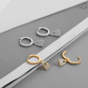 Boucles d'oreilles créoles cadenas en argent S925 avec pavé de zircons étincelants