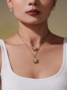 Modella che indossa set collana a doppio strato e orecchini a lobo a forma di fiore