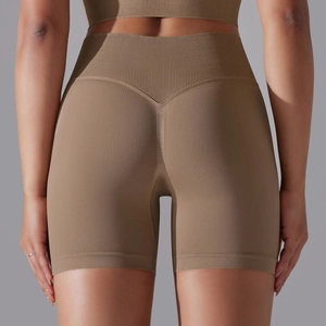 Détail de la taille haute côtelée sans couture et de l'effet push-up du short de yoga