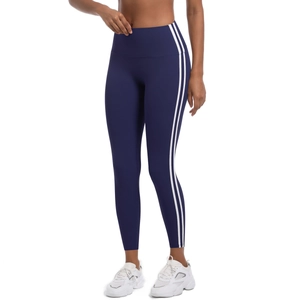 Détail du legging de yoga bleu marine à taille haute avec bandes latérales blanches