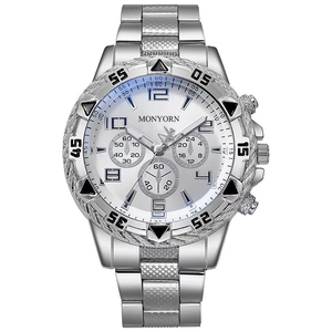 Vue détaillée d'une montre à quartz argentée pour homme avec verre bleu et lunette tissée