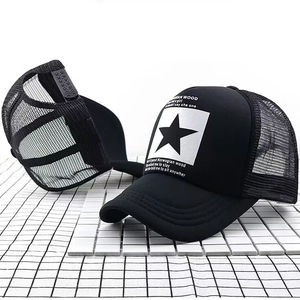 Verstellbare schwarze Mesh-Trucker-Kappe mit Fünf-Sterne-Druck und weißem Grafiktext-Detail