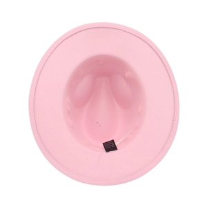 Détail de l'intérieur du chapeau fedora rose montrant le bandeau noir et l'étiquette en coton