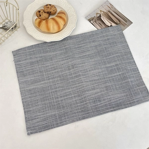 Vista dettagliata della tovaglietta in lino blu e bianca con decorazione per il tè pomeridiano