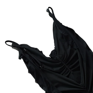 Détail de la robe noire à col en V avec empiècements en mesh, fronces et fines bretelles