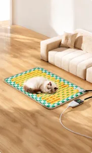 Detalle de alfombra térmica para mascotas con patrón de cuadros y control térmico