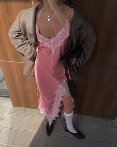 Robe nuisette en satin rose avec dentelle et blazer marron à chevrons élégant