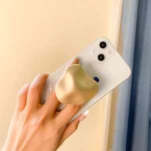 Matte goldene Herzform Handyhalterung und ausziehbarer Griff auf dem Smartphone
