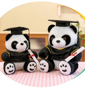 Paire de peluches pandas avec chapeaux de remise de diplôme et robes