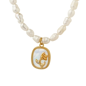 Collier en perles d'eau douce baroques avec pendentif ovale fleur dorée et nacre colorée