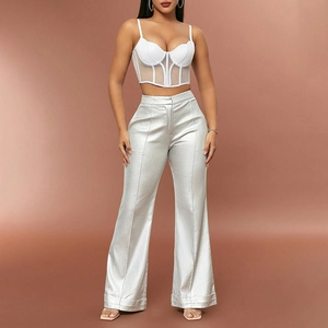 Détail du pantalon argenté métallisé à taille haute avec finition brillante et drapé