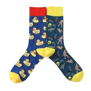Détail de chaussettes dépareillées en coton avec canards jaunes et motifs aliens