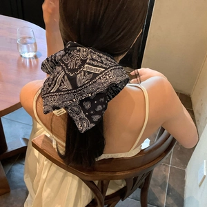 Détail d'un chouchou à nœud bleu marine avec motif paisley et étiquette handmade