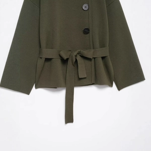 Dunkelolivgrüne Strickjacke mit großen Knöpfen und Taillengürtel zum Binden