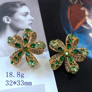 Vue détaillée des boucles d'oreilles fleuries vintage en émail vert et plaqué or
