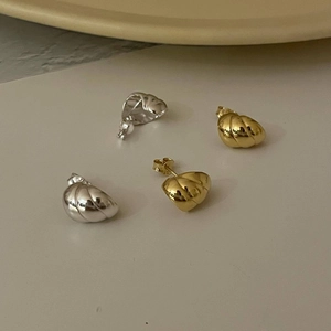 Macro shot of 925 sterling silver croissant stud earrings in gold and silver finish