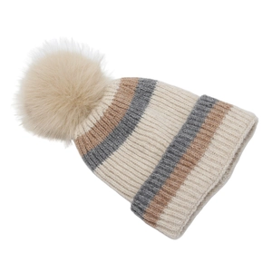 Texture détaillée du bonnet tricoté pour enfant avec grand pompon en fausse fourrure