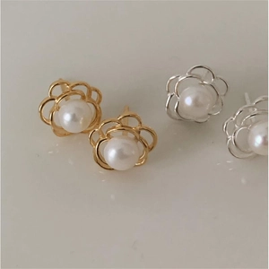 Elegant 925 silver flower stud earrings with lustrous white pearls in gold and silver