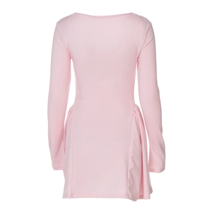 Détail du dos de la robe rose à manches longues avec d'élégants fronces latéraux
