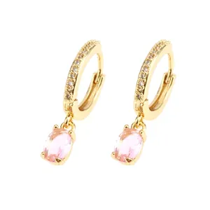 Dettaglio di orecchini a cerchio placcati oro 18K con zircone rosa a goccia e micro-pave