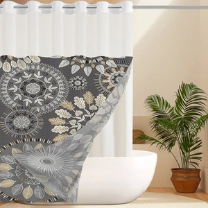 Detailansicht Duschvorhang mit floralem Mandala-Muster und silbernen Metallösen