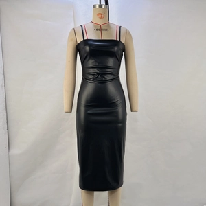 Dettaglio dell'abito midi in pelle PU nera con spalline sottili e silhouette aderente