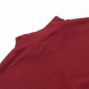 Détail du col montant rouge foncé montrant la texture délicate du tissu tricoté de qualité