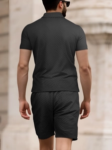 Dettaglio del set casual da uomo nero con trama in maglia jacquard strutturata