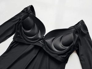 Detail view of the built-in thickened chest pads and seamless lining of the black long sleeve bra