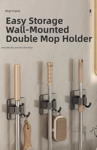 Détail du support de vadrouille mural gris foncé avec clip sur mur en marbre chic